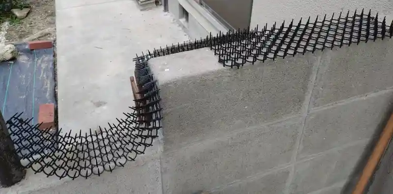 ブロック塀の上にも猫除けのとげマットを敷く